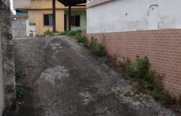 Casa com 2 Quartos e Piscina no Bairro Tribobó.