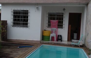 Casa com 2 Quartos e Piscina no Bairro Tribobó.