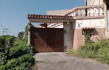 Casa com 2 Quartos e Piscina no Bairro Tribobó.