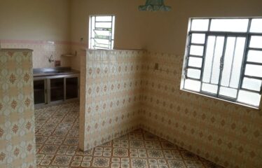 Casa Linear no Joquei Clube com 3 Quartos e Garagem.
