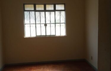 Casa Linear no Joquei Clube com 3 Quartos e Garagem.