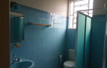 Casa Linear no Joquei Clube com 3 Quartos e Garagem.