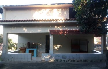 Casa Linear no Joquei Clube com 3 Quartos e Garagem.